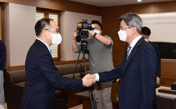 지난 20일 서울 서초구 대법원으로 김명수 대법원장(오른쪽)을 예방한 이원석 신임 검찰총장이 김 대법원장과 악수하고 있다. 뉴시스화상