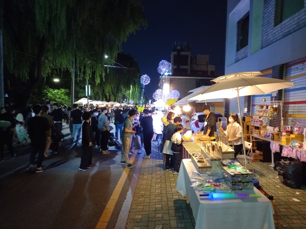 미디어아트 쇼와 병행해서 열리는 행궁마켓이 성황리에 열리고 있다.