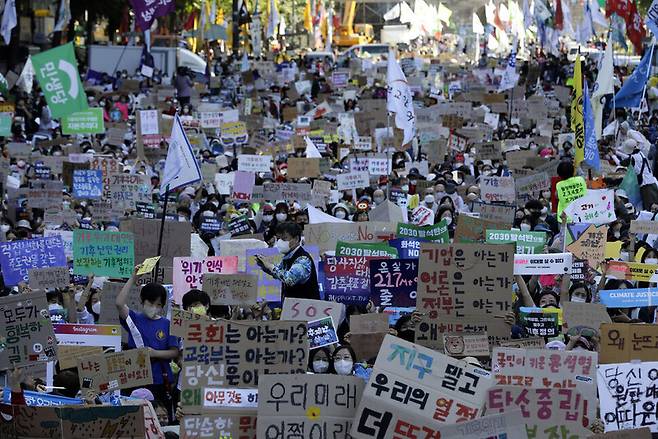 지난 24일 오후 서울 시청역 인근 태평로에서 열린 ‘9·24 기후정의행진’에 참여한 시민들이 기후위기 해결을 위한 즉각적인 행동을 요구하고 있다. 김명진 기자