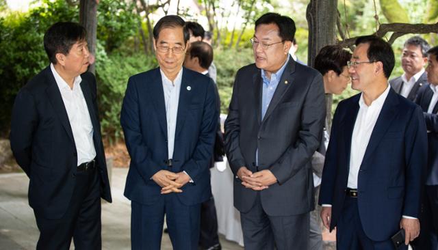 김대기 대통령 비서실장(왼쪽부터)과 한덕수 국무총리, 정진석 국민의힘 비상대책위원장, 주호영 원내대표가 25일 서울 종로구 총리공관에서 열린 제4차 고위당정협의회에 앞서 대화를 나누고 있다. 오대근 기자