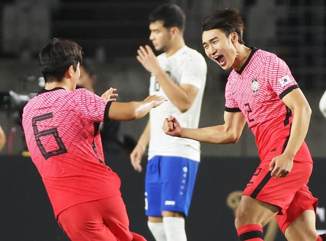 한국 올림픽 축구대표팀의 조현택(오른쪽)이 26일 경기 화성종합경기타운 주 경기장에서 열린 우즈베키스탄의 평가전에서 동점 프리킥골을 넣은 후 기뻐하고 있다. 화성=연합뉴스