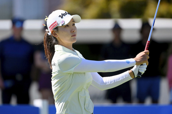 Chella Choi, of South Korea, watches her tee shot on the 15th hole during the final round of the LPGA Walmart NW Arkansas Championship golf tournament, Sunday, Sept. 25, 2022, in Rogers, Ark. (AP Photo/Michael Woods)  〈저작권자(c) 연합뉴스, 무단 전재-재배포 금지〉