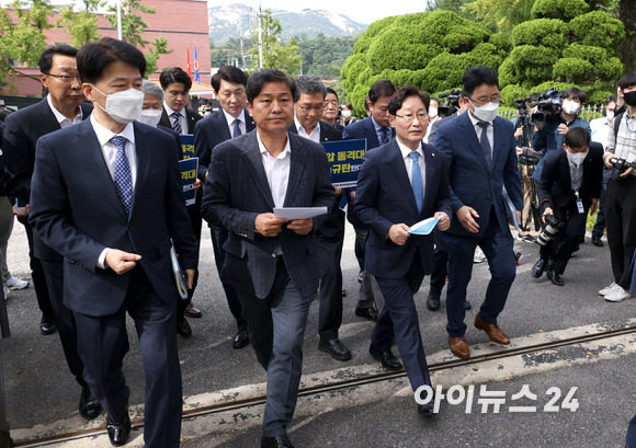 더불어민주당 윤석열정권정치탄압대책위원회 소속 국회의원들이 26일 오전 전정부 대한 표적감사 중단과 감사원장 면담을 촉구하며 서울 종로구 삼청동 감사원으로 들어가고 있다. [사진=국회사진취재단]