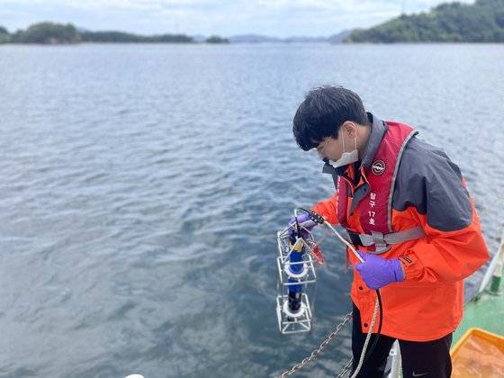 국립수산과학원이 진해만에서 수심별 산소 농도를 측정하기 위해 장비를 바닷속으로 넣고 있다. 천권필 기자