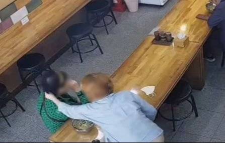 일행 머리카락 뽑는 여성 손님. 연합뉴스
