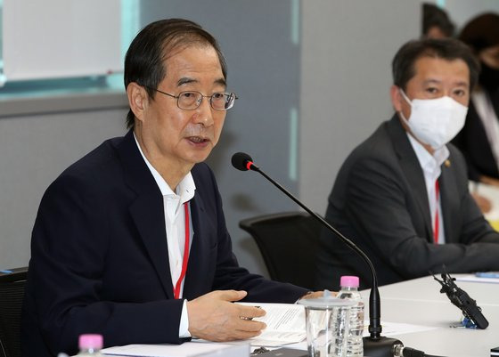 한덕수 국무총리가 26일 오후 인천시 연수구 송도동 헨켈코리아 회의실에서 열린 '외투기업 투자애로 현장간담회'에서 모두 발언을 하고 있다. 뉴스1