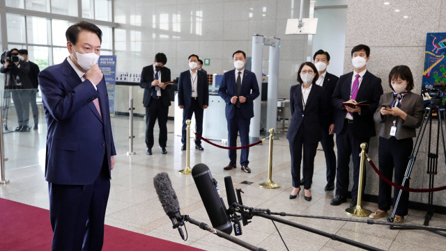 ▲ 영국ㆍ미국ㆍ캐나다 순방을 마치고 귀국한 윤석열 대통령이 26일 오전 서울 용산 대통령실 청사로 출근하며 취재진의 질문에 답하고 있다. 연합뉴스