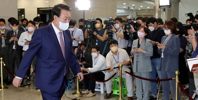 순방 후 첫 출근길 문답 3개국 순방에서 돌아온 윤석열 대통령이 26일 용산 대통령실 청사로 출근해 기자들과 약식 회견을 마친 뒤 집무실로 향하고 있다. 대통령실사진기자단