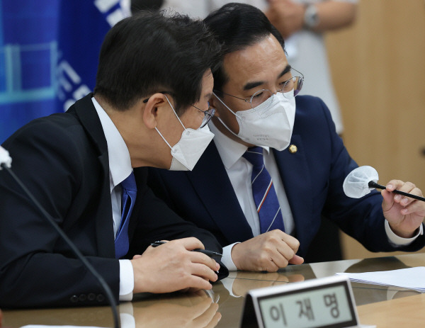 더불어민주당 이재명 대표가 26일 오전 경기도청 재난안전상황실에서 열린 현장 최고위원회의에서 박홍근 원내대표와 귀엣말을 나누고 있다. 연합뉴스