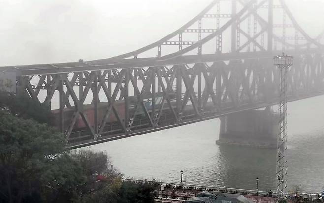 A freight train crosses the Sino-Korean Friendship Bridge, which links China`s Dandong and North Korea`s Sinuiju, from Dandong, China, on Sept. 26, 2022, following the suspension of freight train services between the two neighboring countries on April 29 due to the coronavirus pandemic. (Yonhap)