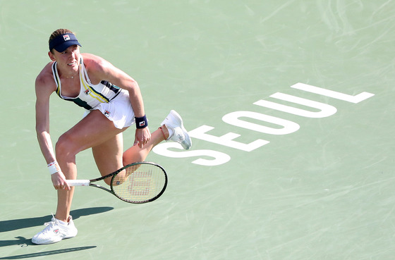 Ekaterina Alexandrova lunges for the ball in the 2022 Hana Bank Korea Open final against Jelena Ostapenko at Olympic Park Tennis Center in Songpa District, southern Seoul on Sunday.  [NEWS1]