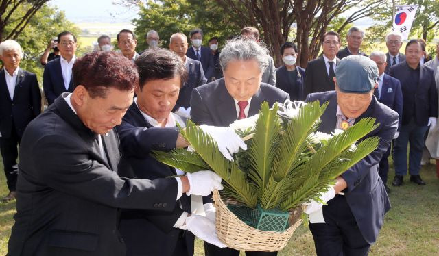 하토야마 유키오 전 일본 총리가 24일 전북 정읍시 태인면에 있는 3·1운동 기념탑을 찾아 이학수 정읍시장 등과 함께 헌화·참배하고 있다. 연합뉴스