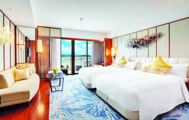 괌 최초 6성급 호텔인 더 츠바키 타워의 넓은 발코니(위)와 객실(아래) 전경. 더 츠바키 타워의 발코니는 '야외의 거실'이라고 불려도 손색이 없을 정도로 넓다. PHR 그룹 제공