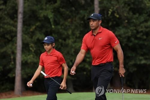 작년 12월 PNC 챔피언십에 나선 타이거 우즈와 찰리 우즈.
[AFP/게티이미지=연합뉴스]