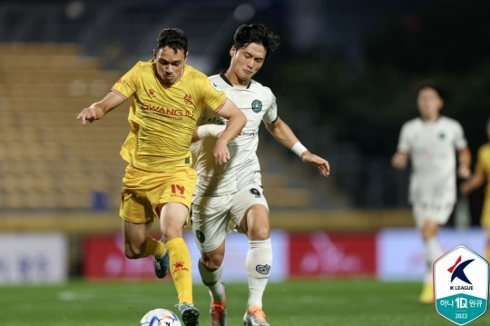 경합하는 광주의 마이키와 안산의 김경준[한국프로축구연맹 제공]