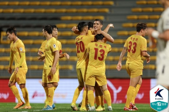 득점에 기뻐하는 산드로와 광주 선수들[한국프로축구연맹 제공]