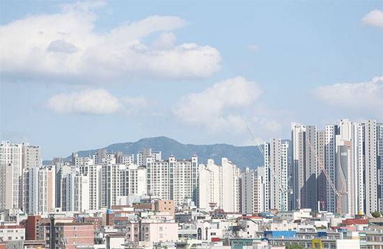 아파트 전셋값이 하락하면서 집주인이 전세금 차익만큼 매달 월세를 돌려주는 ‘역월세난’까지 나타날 조짐이다. 사진은 대구의 한 아파트 단지. (연합뉴스)