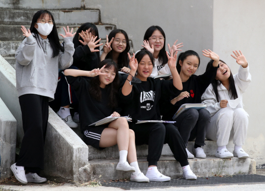 실외 마스크 착용 의무 해제 첫날인 26일 광주 남구 한 초등학교에서 학생들이 마크를 벗고 운동회를 즐기고 있다. 연합뉴스