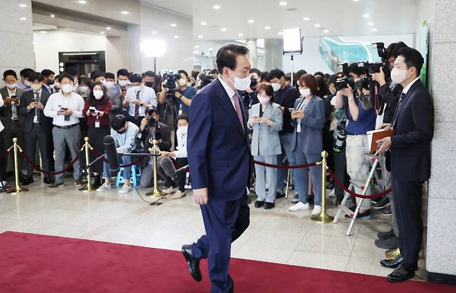 영국·미국·캐나다 순방을 마치고 귀국한 윤석열 대통령이 26일 오전 서울 용산 대통령실 청사로 출근, 기자들과 질의응답을 마친 뒤 집무실로 향하고 있다. [연합]