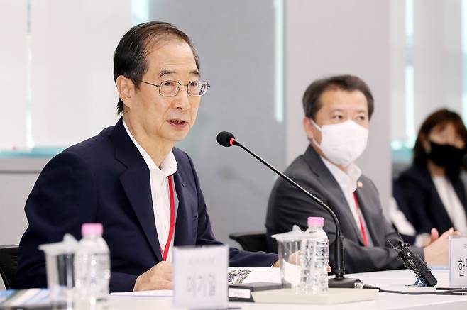 한덕수 국무총리가 26일 오후 인천시 연수구 헨켈코리아에서 열린 '외국인 투자기업 투자 애로 현장간담회'에서 모두 발언을 하고 있다. 헨켈은 독일 기업으로 산업 접착제와 생활용품 등을 제조하고 있다. 연합뉴스