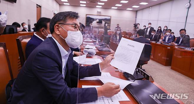 [서울=뉴시스] 김선웅 기자 = 26일 서울 여의도 국회에서 열린 농림축산식품해양수산위원회 전체회의에서 이양수 국민의힘 간사가 양곡관리법 일부개정법률안과 관련해 여야 합의가 되어있지 않은 것에 대해 항의를 하고 있다. (공동취재사진) 2022.09.26. photo@newsis.com