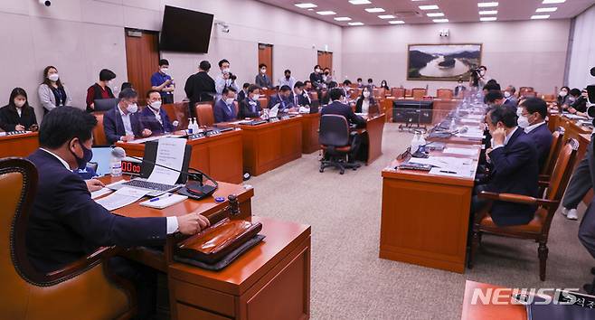 [서울=뉴시스] 김선웅 기자 = 26일 서울 여의도 국회에서 열린 농림축산식품해양수산위원회 전체회의에서 소병훈 위원장이 의사봉을 두드리고 있다. (공동취재사진) 2022.09.26. photo@newsis.com