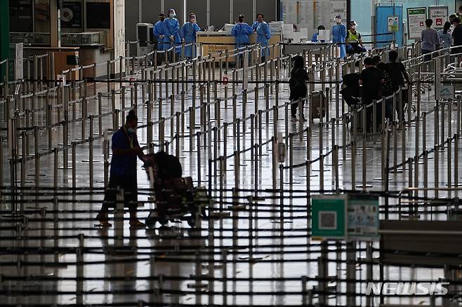 [홍콩=AP/뉴시스] 23일 홍콩 국제공항 입국장에서 승객들이 격리 호텔로 향하는 버스를 기다리고 있다. 홍콩 당국은 26일부터 홍콩 입국자에 대한 호텔 격리 규정을 폐지했다. 2022.09.23