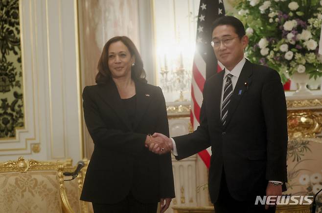 [도쿄=AP/뉴시스] 카멀라 해리스(왼쪽) 미국 부통령이 26일 일본 도쿄의 아카사카궁 영빈관에서 기시다 후미오 총리를 만나 악수하고 있다. 해리스 부통령은 27일 열리는 아베 신조 전 총리의 국장에 참석하기 위해 일본에 도착했다. 2022.09.26.