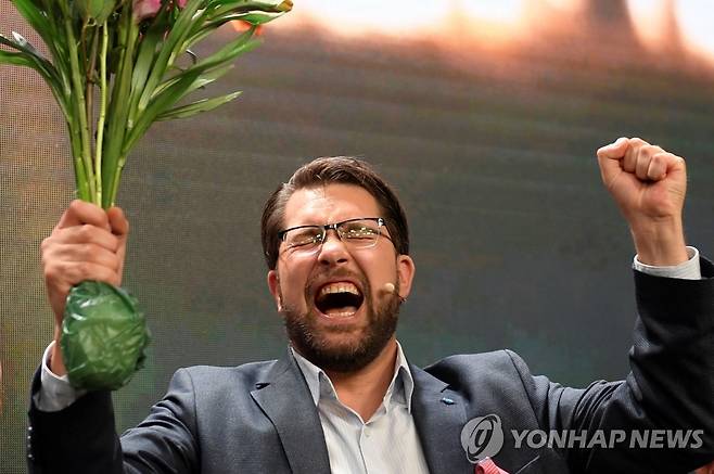 출구조사 확인 후 기뻐하는 스웨덴 보수야당 대표 (스톡홀름 로이터=연합뉴스) 지미 오케손 스웨덴민주당 대표가 12일(현지시간) 수도 스톡홀름 인근 나카에서 전날 실시된 총선 출구조사를 확인하고 기뻐하고 있다. 이날 발표된 출구조사 결과에 따르면 오케손 대표가 이끄는 보수야권 연합이 마그달레나 안데르손 총리가 이끄는 중도좌파정당 연합을 상대로 근소하게 우위를 점하고 있다. 2022.9.12 alo95@yna.co.kr