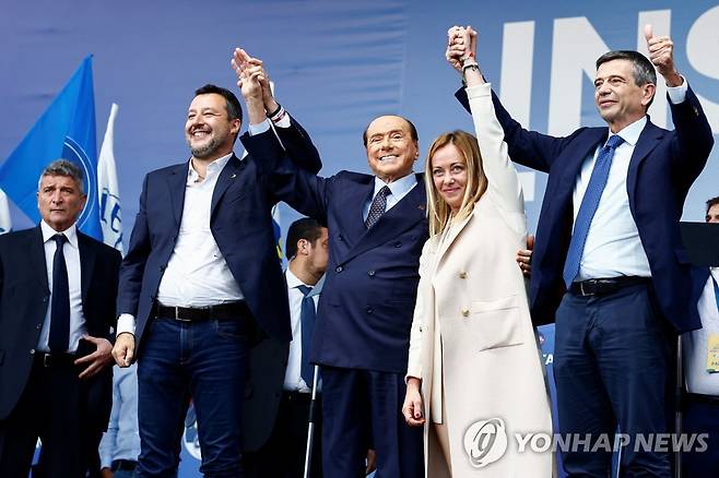 마지막 총선 유세에 모인 이탈리아 우파 정당 대표들 (로마 로이터=연합뉴스) 이탈리아 동맹당의 살비니 대표(왼쪽에서 2번째부터)와 전진이탈리아당의 실비오 베를루스코니 대표, 이탈리아형제들(Fdl)당의 조르자 멜로니 대표가 22일(현지시간) 로마 포폴로 광장에서 열린 중도우파의 최종 연대 유세에 참석해 손을 맞잡고 있다. 2022.09.23 jsmoon@yna.co.kr