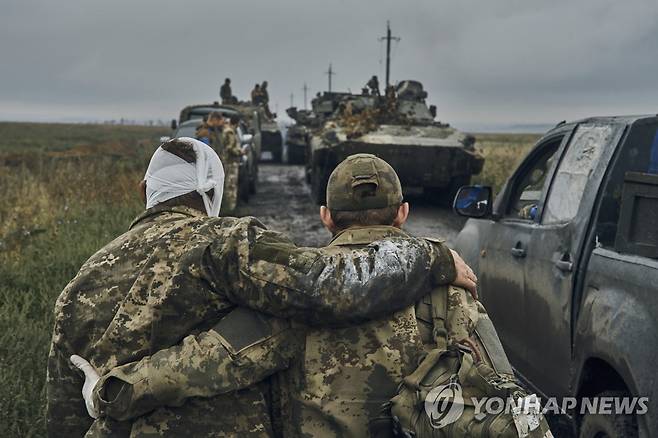 부상병을 부축하는 우크라이나 병사. [AP 연합뉴스 자료사진. 재판매 및 DB 금지]