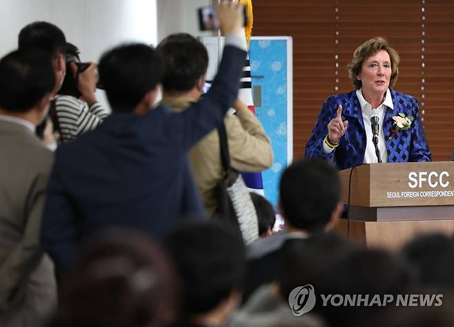 북한자유주간 개막식 참석한 수잰 숄티 (서울=연합뉴스) 신준희 기자 = 수잰 숄티 북한자유연합 대표가 26일 오후 프레스센터에서 열린 제19회 북한자유주간 행사 개막식에서 인사말을 하고 있다. 2022.9.26 hama@yna.co.kr