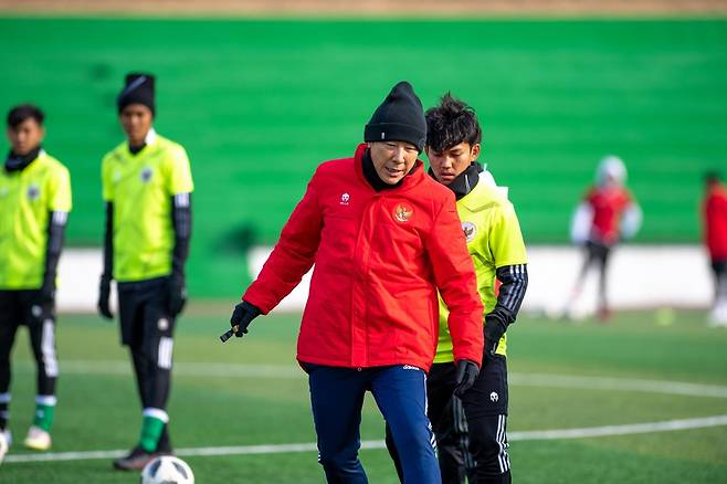 인도네시아 U-19 축구 국가대표팀 영덕서 전지훈련 (영덕=연합뉴스) 신태용 감독이 이끄는 인도네시아 남자 19세 이하(U-19) 축구 국가대표팀이 지난 3월 19일부터 5일간 경북 영덕 창포유소년축구장과 영덕국민체육센터에서 전지훈련을 하고 있다고 영덕군이 3월 21일 밝혔다. 사진은 영덕서 훈련하는 신태용 감독과 인도네시아 남자 19세 이하 축구대표팀. 2022.3.21
    [영덕군 제공. 재판매 및 DB 금지] photo@yna.co.kr