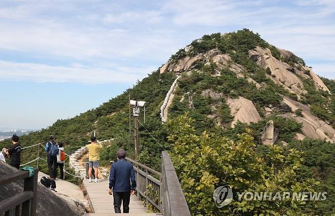 청명한 가을 하늘 (서울=연합뉴스) 류효림 기자 = 26일 오후 서울 인왕산 산책로에서 시민들이 가을 정취를 만끽하고 있다. 2022.9.26 ryousanta@yna.co.kr