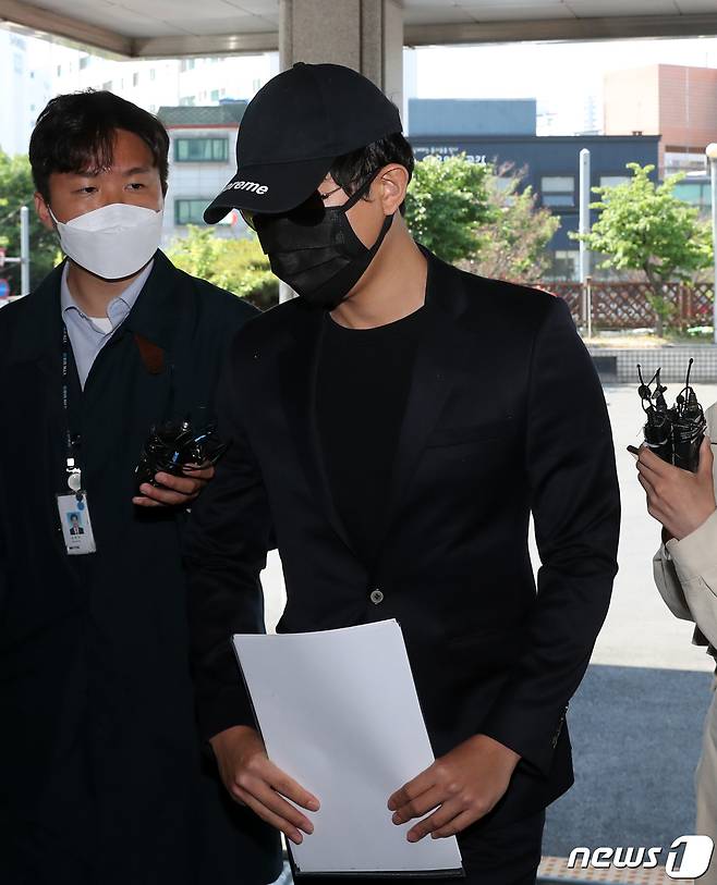 아프리카TV 코인전문 BJ 챈서스가 서울 성동경찰서에서 조사를 받기 위해 출석하고 있다.2022.5.16/뉴스1 ⓒ News1 구윤성 기자