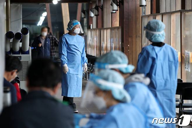 서울 송파구 보건소에 마련된 신종 코로나바이러스 감염증(코로나19) 선별진료소에서 관계자들이 대기하고 있다. 2022.9.26/뉴스1 ⓒ News1 이승배 기자