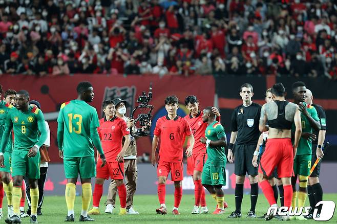 손흥민을 비롯한 대한민국 축구 국가대표팀 선수들이 27일 오후 서울 마포구 상암동 서울월드컵경기장에서 열린 축구 국가대표 평가전 카메룬과의 경기에서 1대 0으로 승리를 거둔 뒤 인사나누고 있다. 2022.9.27/뉴스1 ⓒ News1 이광호 기자