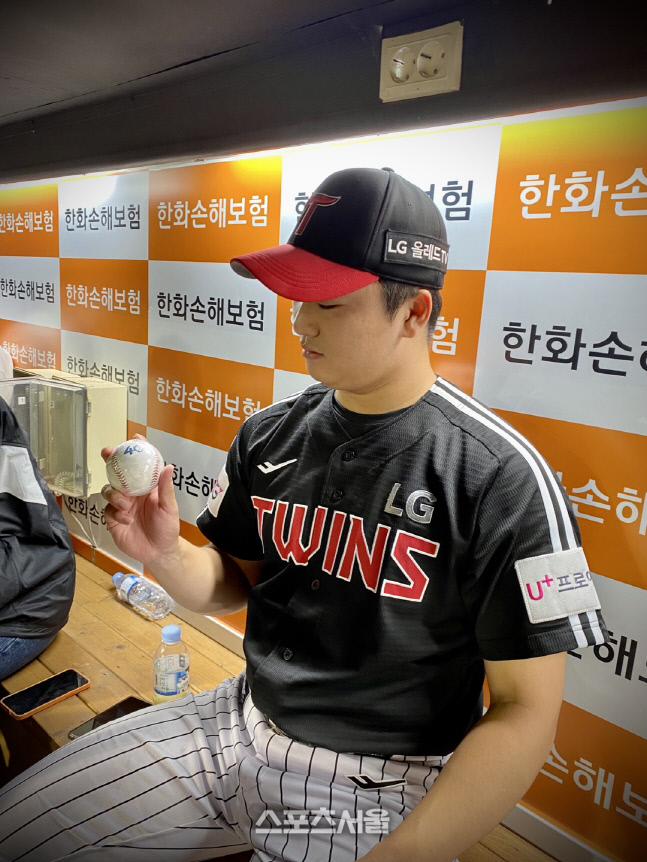 LG 고우석이 27일 대전 한화전에서 역대 최연소 40세이브를 달성한 후 기념구를 잡고 있다. 대전 | 윤세호기자 bng7@sportsseoul.com