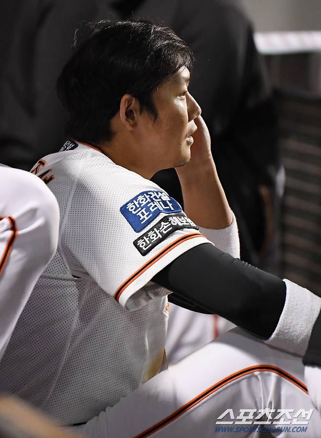 27일 대전 한화생명이글스파크 LG 트윈스와 한화 이글스 경기. 0-1로 뒤진 한화 하주석이 9회말 경기를 지켜보고 있다. 대전=정재근 기자 cjg@sportschosun.com/2022.9.27/