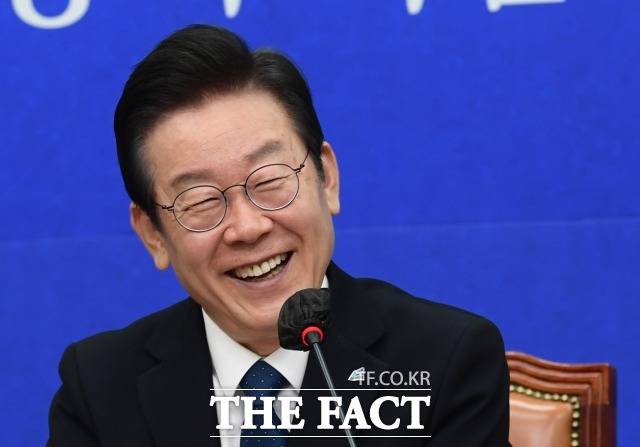 '이재명의 더불어민주당'이 오는 28일로 출범 한 달을 맞는다. 이재명 대표가 기치로 내세운 '민생' 전략은 성공적이라는 평가를 받지만, 측근 정치로 인한 '사당화' 비판은 여전히 남은 과제로 꼽힌다. /이새롬 기자