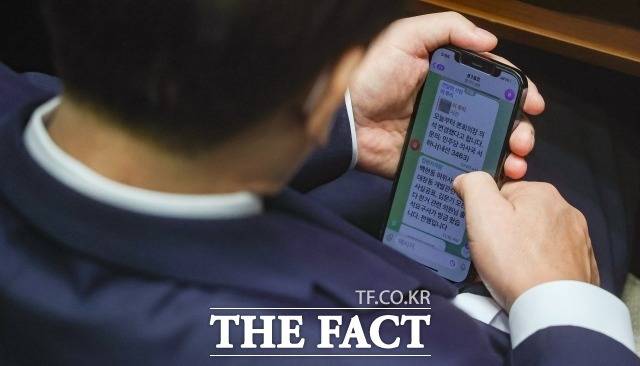 이 대표가 검찰으로부터 소환 통보를 받은 지난 1일, 보좌진으로부터 온 '전쟁입니다' 문자를 이 대표가 확인하는 모습이 촬영 카메라에 포착돼 화제가 됐다. /이새롬 기자