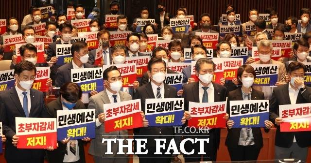 이 대표의 한 달 행보를 두고 한 재선 의원은 '이 대표가 측근 정치만으로는 중앙 정치인으로 성공할 수 없을 것'이라고 쓴소리를 남겼다. /이새롬 기자