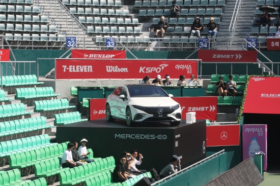 올림픽공원 테니스장 센터 코트에 있는 벤츠 차량(사진=코리아오픈 조직위원회)