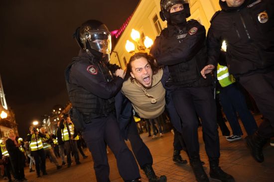 21일(현지시간) 러시아 모스크바 시내에서 경찰들이 부분 동원령에 반발한 시위대를 체포해 연행하고 있다. 모스크바(러시아)=AP·연합뉴스