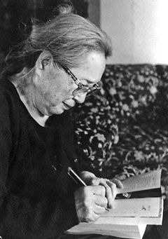 생전에 집필중인 소설가 박경리. 박경리는 1926년 10월 경남 통영에서 태어나 2008년 5월 세상을 떴다. 대하소설 <토지>를 비롯해 <불신시대>, <암흑시대>, <표류도>, <시장과 전장>, <김약국의 딸들>, <성녀와 마녀> 등을 냈다./조선일보DB