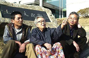 2004년 초 강원도 원주시 토지문화관 현관 계단에 앉아 박경리(사진 가운데) 선생이 소설가 박범신, 조용호 씨와 담소하고 있다./조선일보DB