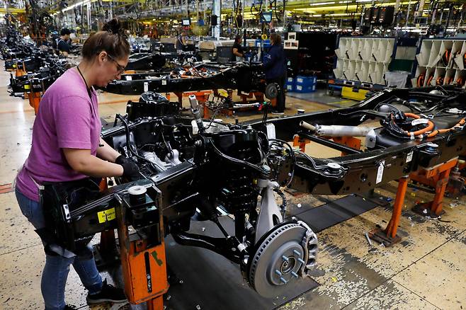 미국 미시간주 디어본에 있는 포드 공장 근로자의 근무 모습.
