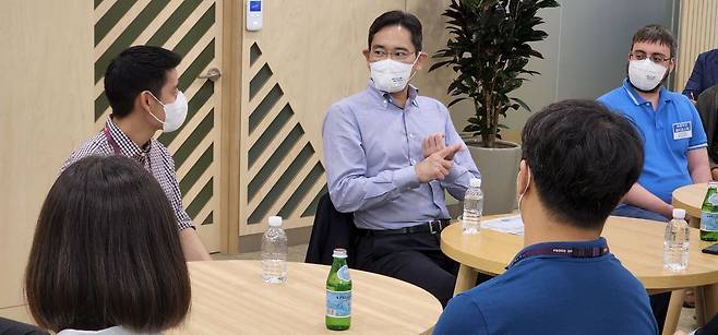 이재용 삼성전자 부회장이 지난 8월 19일 경기도 화성캠퍼스에서 임직원들과 간담회를 하고 있다./삼성전자 제공