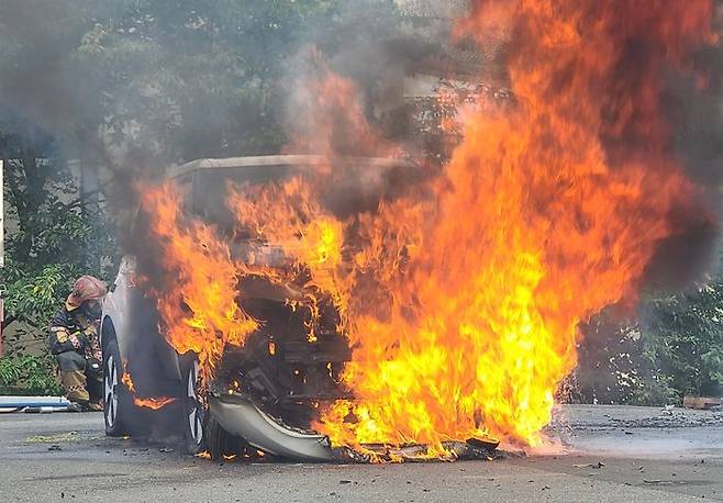 경북소방학교 다목적 훈련장에서 16일 전기자동차 화재진압 훈련이 실시됐다. 훈련용 전기차가 검은 연기를 내뿜으며 불에 타고 있다.ⓒ뉴시스