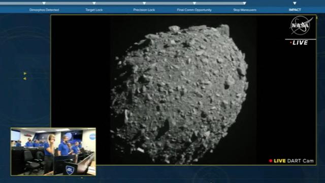 미국 항공우주국(NASA)의 우주선 DART가 소행성 디모르포스와 충돌하기 직전의 장면. AFP 연합뉴스